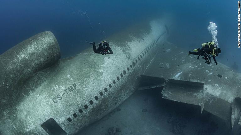 機体は海洋生物のための人工魚礁を作る目的で２０１９年に沈められた/Brett Hoelzer/@bubba_aqaba