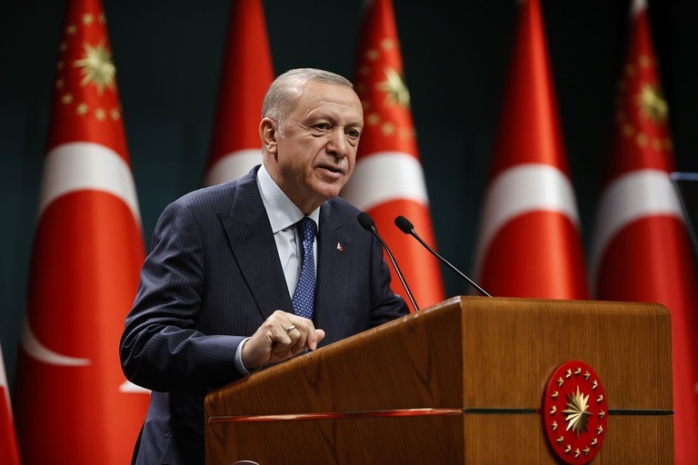 １８日の閣議の後で記者会見するトルコのエルドアン大統領/Dogukan Keskinkilic/Anadolu Agency/Getty Images