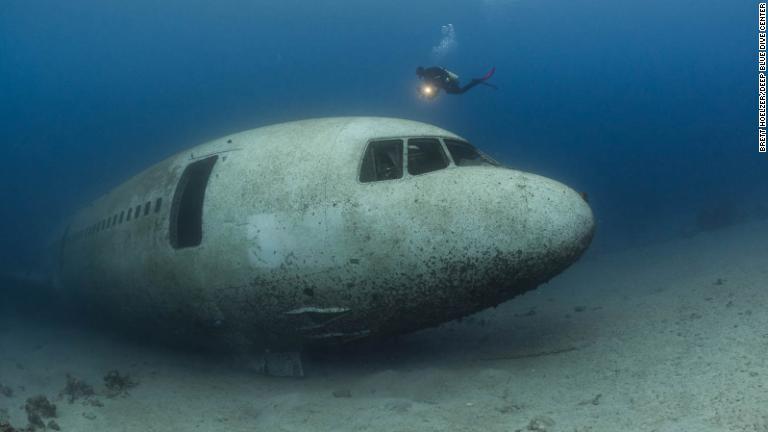 米国の水中写真家でダイビングのエキスパートでもあるブレット・ホルツァー氏が、紅海海底に沈んだ旅客機を撮影/Brett Hoelzer/@bubba_aqaba