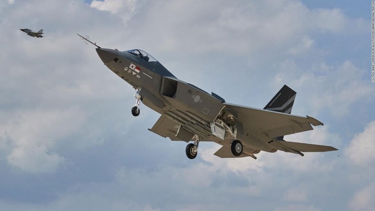 韓国初の国産戦闘機ＫＦ―２１が初飛行を行った/South Korea's Defense Acquisition Program Administration