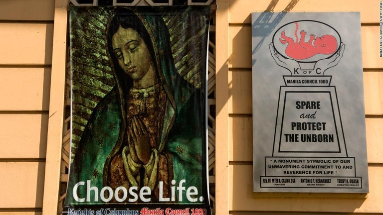 建物の側面に貼られた中絶反対のポスター＝フィリピン・マニラ/Thierry Falise/LightRocket/Getty Images