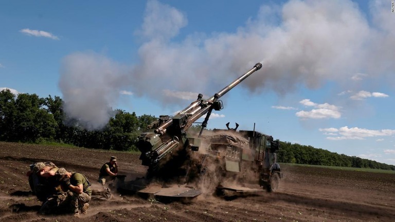 長距離榴弾砲「カエサル」を使用するウクライナ軍兵士＝６月、ウクライナ・ドネツク州/Reuters