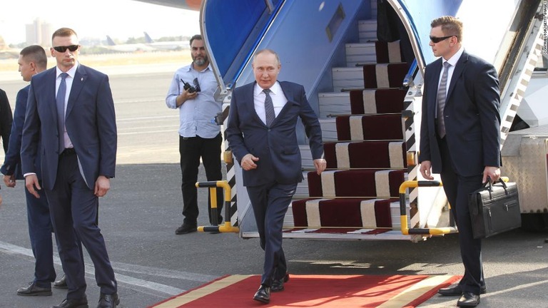 イラン首都テヘランの空港で専用機から降りるロシアのプーチン大統領＝１９日/Contributor/Getty Images
