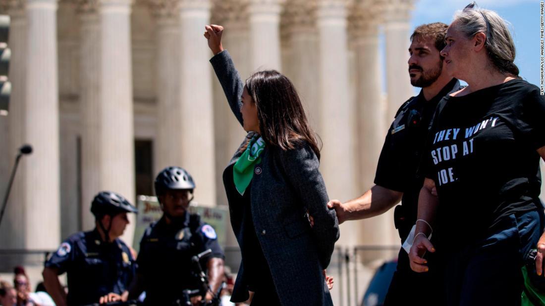座り込み抗議を行ったアレクサンドリア・オカシオコルテス議員(中央)/Kent Nishimura/Los Angeles Times/Getty Images