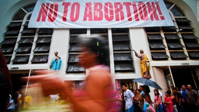 中絶反対のための集会の様子＝２０１１年８月１９日、フィリピン・マニラ/Dondi Tawatao/Getty Images