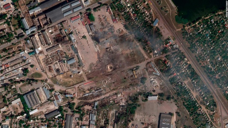 衛星画像がとらえたヘルソン州ノバカホフカでのウクライナ軍の攻撃の様子/Planet Labs PBC/AP