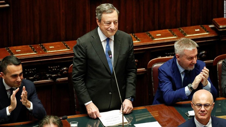 連立を組む主要政党による信任投票の棄権を受け、イタリアのドラギ首相が辞任した/Remo Casilli/Reuters