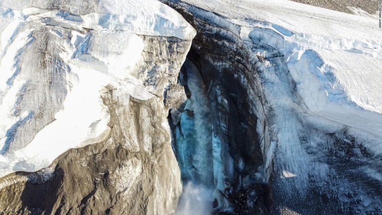 グリーンランドも異常気象により氷床に急激な変化が起きていることがわかった/Jeremy Harlan/CNN
