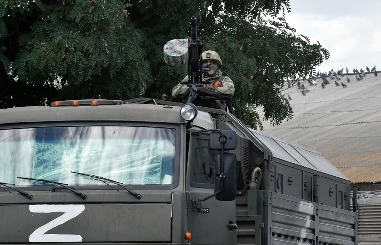 ザポリージャ州メリトポリの穀物倉庫を警護するロシア軍の兵士/Olga Maltseva/AFP/Getty Images