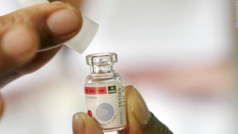 ポリオワクチン＝２００５年８月３０日、インドネシア・ジャカルタ/Dimas Ardian/Getty Images/FILE