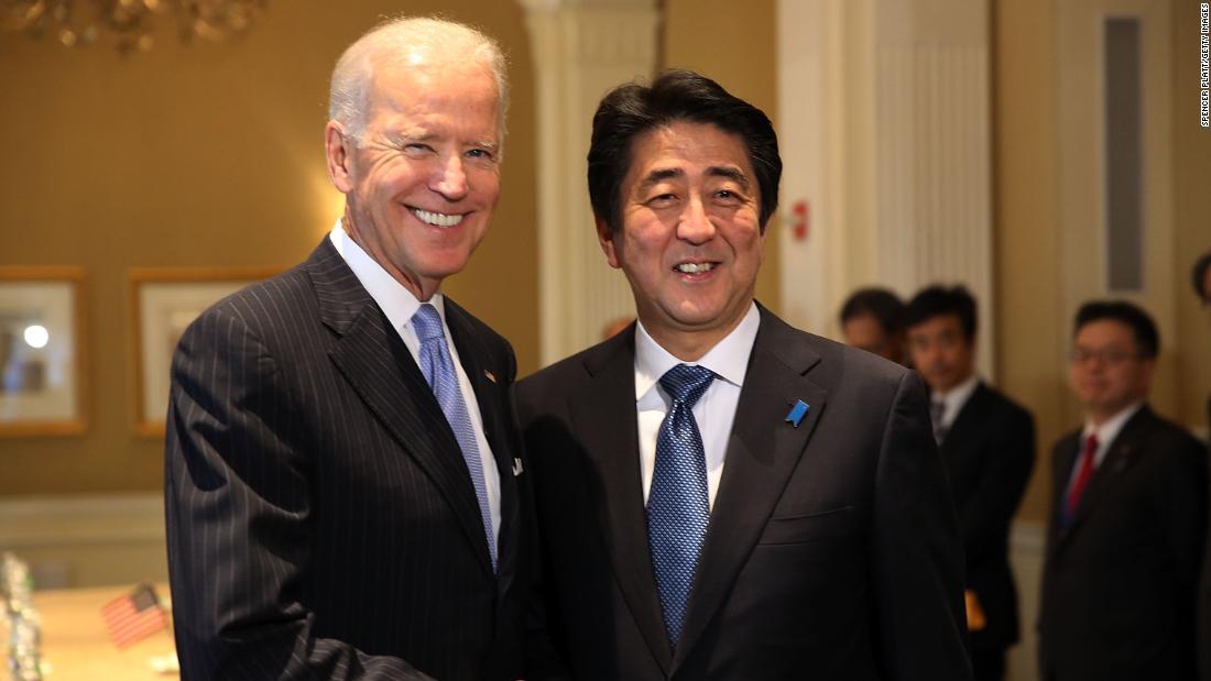 ２０１４年、ニューヨークで顔を合わせる安倍氏（右）とバイデン氏/Spencer Platt/Getty Images