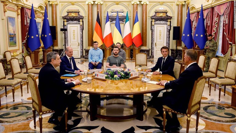 ドイツのショルツ首相、ウクライナのゼレンスキー大統領、フランスのマクロン大統領、ルーマニアのヨハニス大統領らと会談を行ったイタリアのドラギ首相＝６月１６日、ウクライナの首都キーウ（キエフ）/Ludovic Marin/AFP/Getty Images