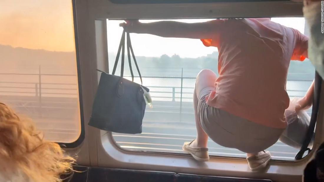 列車で火災が発生し窓から脱出しようとする乗客/Jennifer Thomson-Sullivan
