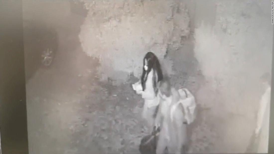容疑者の2人が現場を離れる様子が防犯カメラの映像に映っていた/Spanish Police/Reuters