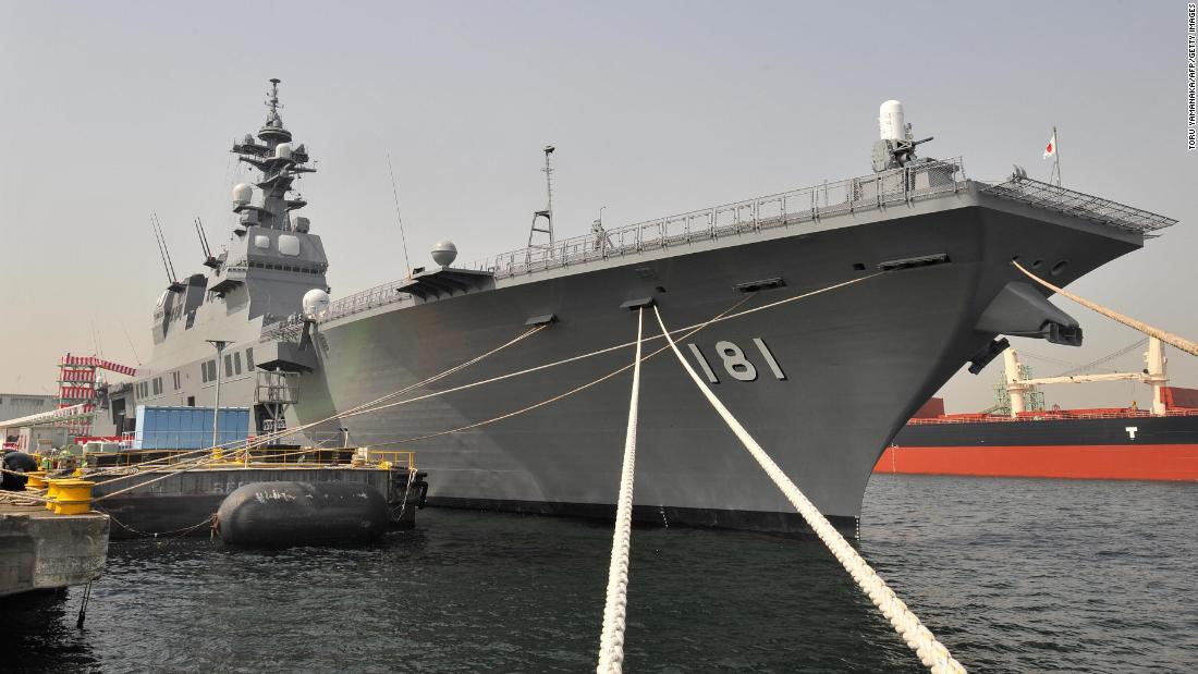 横浜に停泊する海上自衛隊のヘリコプター護衛艦ひゅうが=2009年撮影/Toru Yamanaka/AFP/Getty Images
