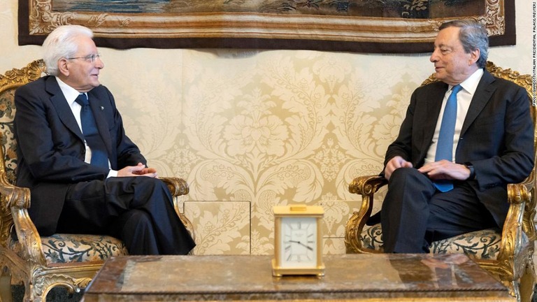 イタリアのドラギ首相（右）とマッタレッラ大統領（左）/Paolo Giandotti/Italian Presdiential Palace/Reuters