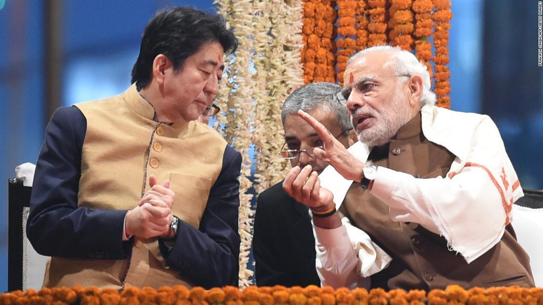 ガンジス川のそばで会談する当時の安倍首相(左)とインドのモディ首相=2015年12月撮影/Prakash Singh/AFP/Getty Images