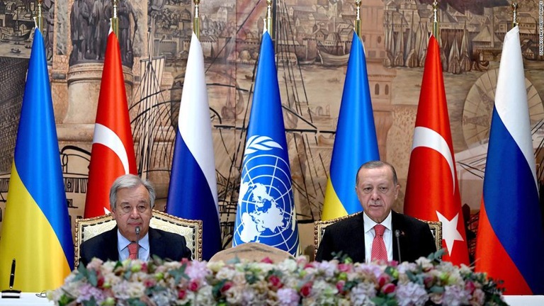 穀物輸出合意を仲介した国連のグテーレス事務総長（左）とトルコのエルドアン大統領/Ozan KoseAFP/Getty Images