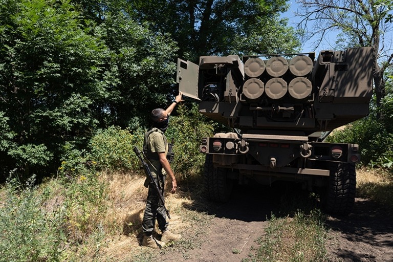 ウクライナ軍が使用する高機動ロケット砲システム（ＨＩＭＡＲＳ＝ハイマース/Anastasia Vlasova for The Washington Post/Getty Images