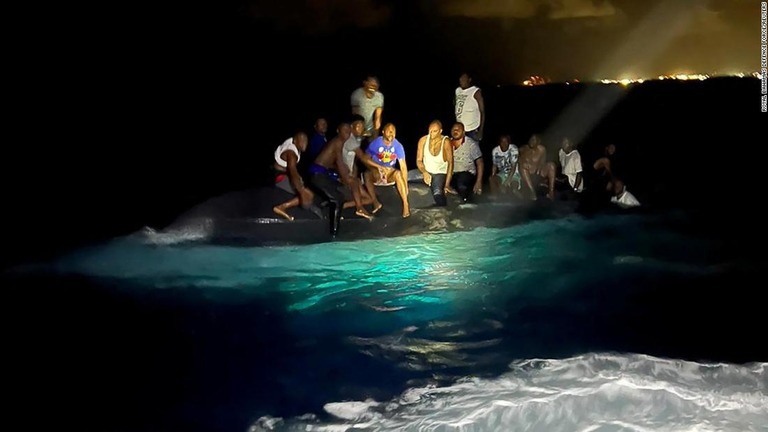 転覆したボートの生存者/Royal Bahamas Defence Force/Reuters