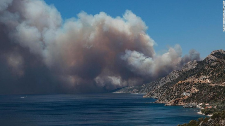 観光地バテラに迫る火災の煙＝２３日/MANOLIS LAGOUTARIS/AFP/Getty Images