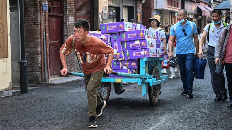 ココナツを積んだ荷車を運ぶ男性＝２４日、福建省厦門市/Jade Gao/AFP/Getty Images