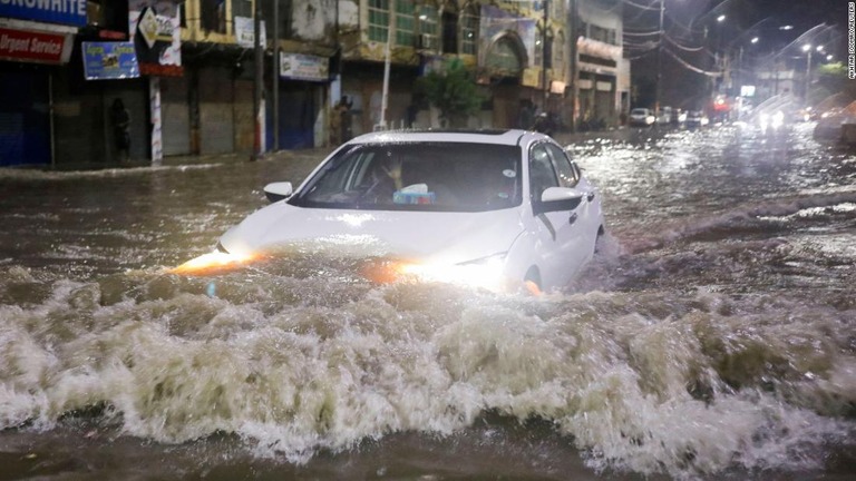 冠水した道路を走る車両＝２４日、パキスタン・カラチ/Akhtar Soomro/Reuters