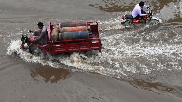 大雨で冠水した道路＝２１日、パキスタン・ラホール/Arif Ali/AFP/Getty Images