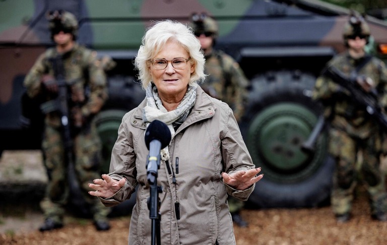 ドイツのランブレヒト国防相＝11日、ドイツ北西部ミュンスター/Axel Heimken/AFP/Getty Images