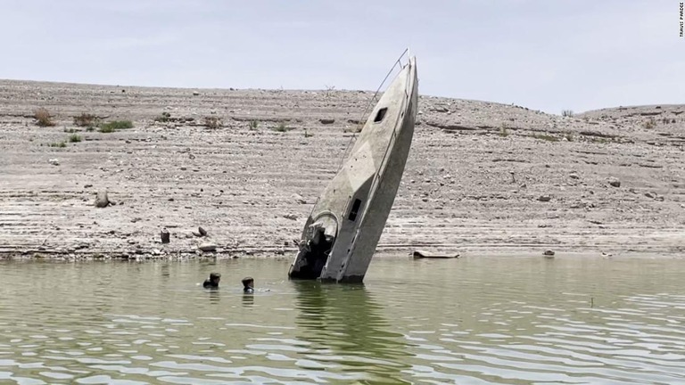 米ネバダ州のミード湖で沈んでいたボート/Travis Pardee