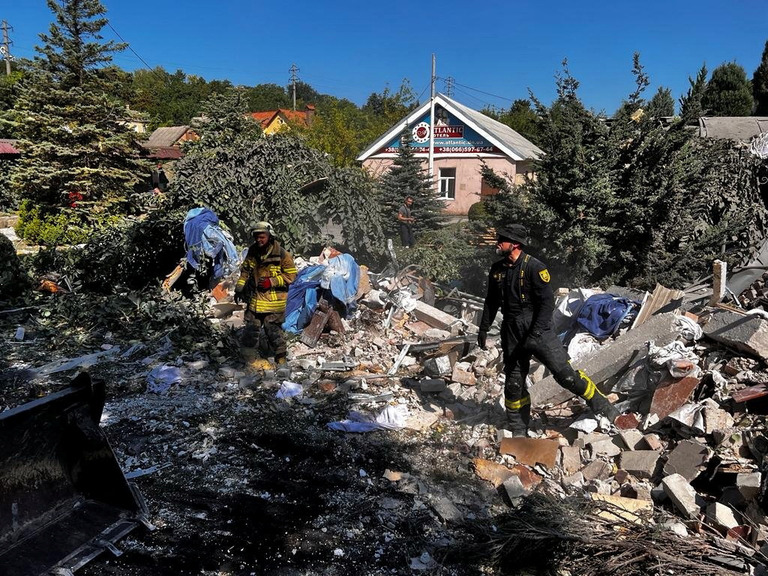 破壊されたホテルで救助活動を行う人々＝２７日、ウクライナ・バフムート/State Emergency Service of Ukraine/Reuters