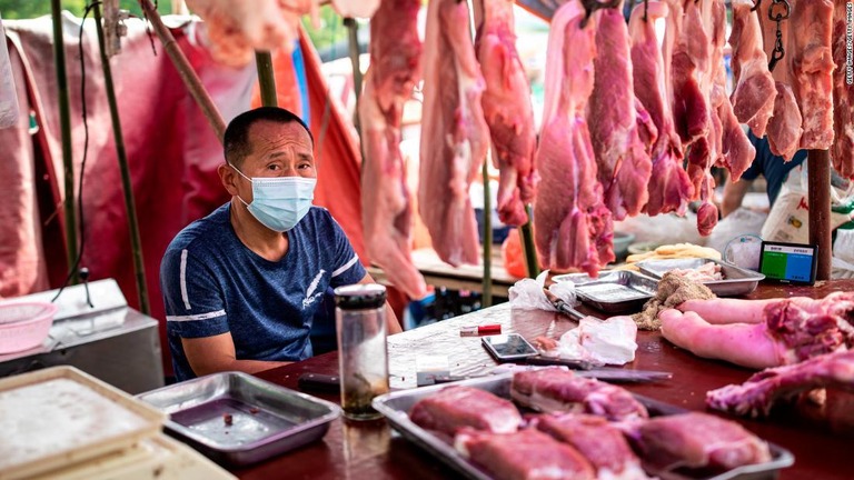 中国・武漢の市場で豚肉を売る男性＝２０２１年５月３１日撮影/Getty Images