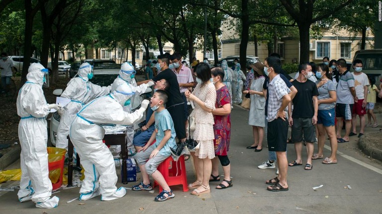 新型コロナウイルスの検査を受ける武漢の住民＝２０２１年８月/Chinatopix/AP