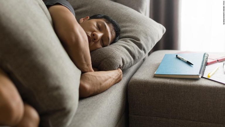 日常的に昼寝をする人は高血圧や脳卒中のリスクが高いとする研究結果が発表された/globalmoments/Adobe Stock