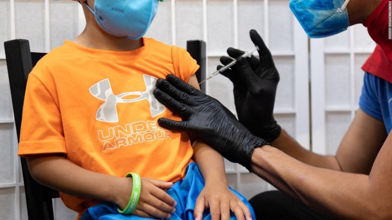 新型コロナのワクチンを接種する４歳児＝６月２１日、米ペンシルベニア州/Hannah Beier/Reuters/FILE