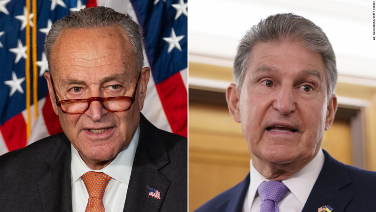 民主党のシューマー上院院内総務（左）とマンチン上院議員が気候や医療の法案で合意/AP, Bloomberg/Getty Images