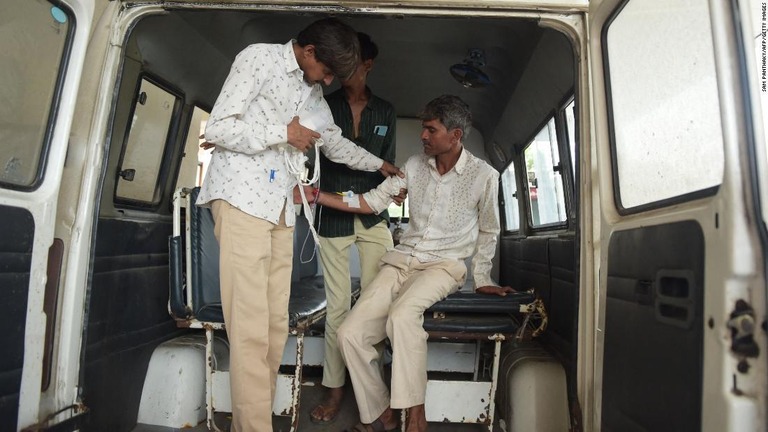 密造酒を飲んで体調不良となった男性＝26日、インド・アーメダバードの市民病院/Sam Panthaky/AFP/Getty Images