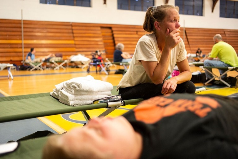 避難所に集まった人々＝２８日、米ケンタッキー州ロストクリーク
/Michael Swensen/Getty Images