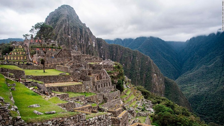 ペルー政府がマチュピチュ遺跡に入場できる観光客の上限を引き上げる/ERNESTO BENAVIDES/AFP/Getty Images