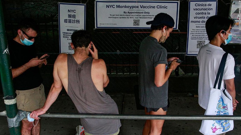 集団予防接種会場でサル痘ワクチンの接種を待つ人々＝１７日、米ニューヨーク市ブルックリン/Kena Betancur/AFP/Getty Images