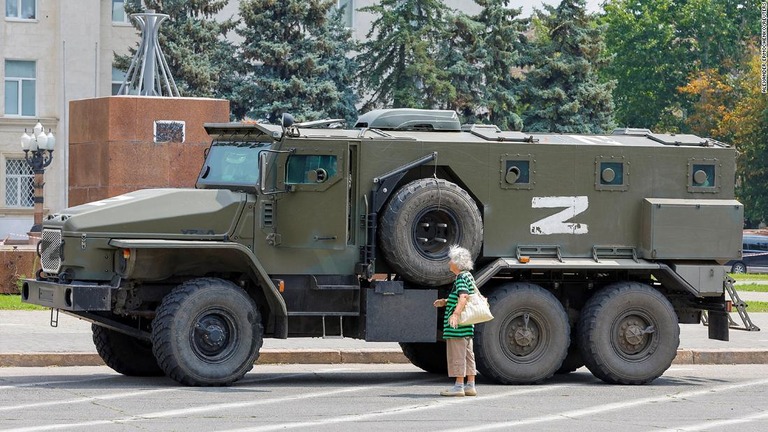 ヘルソン州地方議会の建物の前に止まるロシア軍の車両/Alexander Ermochenko/Reuters