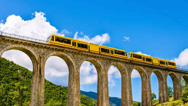 小さな黄色い列車/Leonid Andronov/iStockphoto/Getty Images