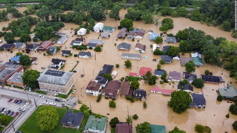 米ケンタッキー州の大規模洪水の死者が１６人に増加した/Leandro Lozada/AFP/Getty Images