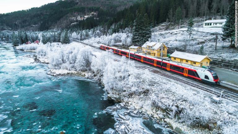ノルウェーの二大都市を結ぶ総延長距離４９６キロのベルゲン鉄道は、１９０９年に完成した/MariusLtu/iStockphoto/Getty Images