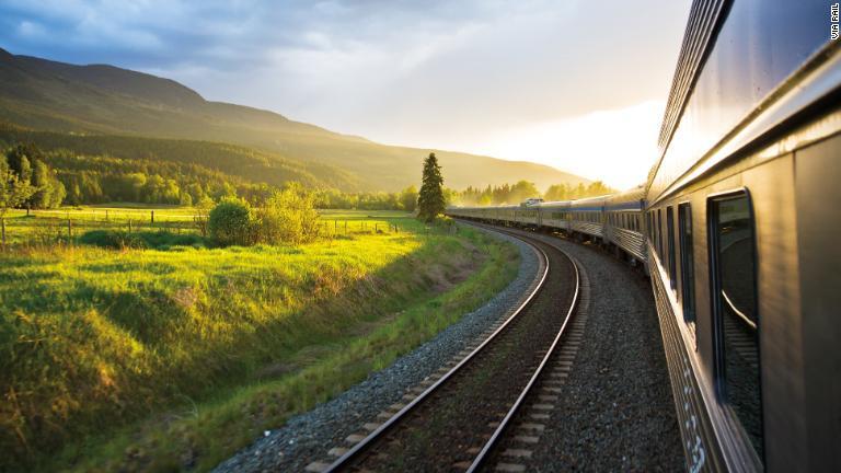 トロントからバンクーバーまでの４４６３キロを４日間かけて走るザ・カナディアン/Via Rail