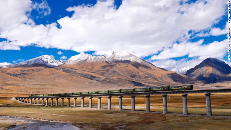 「天国行きの鉄道」と呼ばれることもある青蔵鉄道は、中国中部の西寧からチベットのラサまでの１９５５キロを結ぶ/Sino Images/500px Asia/Getty Images