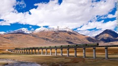 「天国行きの鉄道」と呼ばれることもある青蔵鉄道は、中国中部の西寧からチベットのラサまでの１９５５キロを結ぶ