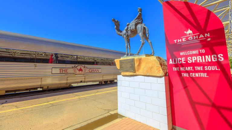 豪州大陸の縦断列車「ザ・ガン」の運行には、アウトバック（内陸部）を体験できるオフトレインツアー（列車の停車時に行われるツアー）の時間も含め、５３時間以上を要する/bennymarty/Adobe Stock