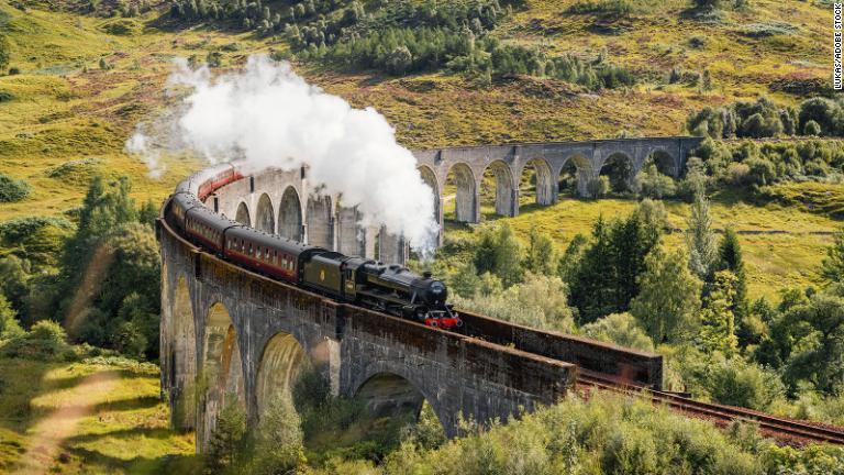 鉄道の旅ランキングではトップの常連。ウェストハイランド鉄道は、スコットランドの絶景を詰め込んだ「グレイテスト・ヒッツ（ベストアルバム）」だ/Lukas/Adobe Stock