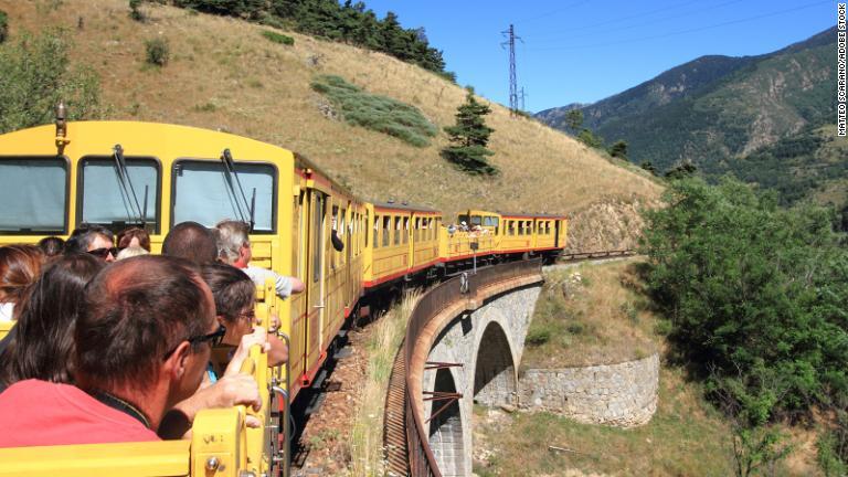 フランスとスペインの国境沿いに連なるピレネー山脈の中を走るこの列車は「小さな黄色い列車」の愛称で知られる/Matteo Scarano/Adobe Stock